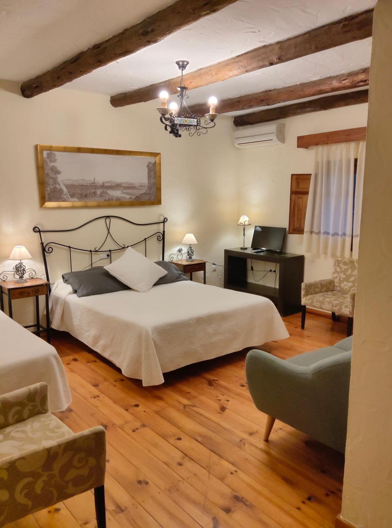 Hotel Restaurante Las Buitreras El Colmenar Bagian luar foto